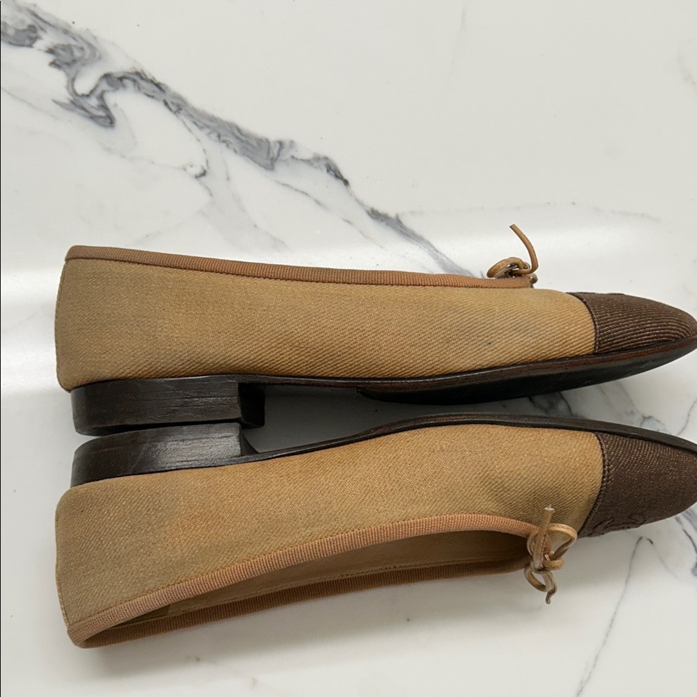 CHANEL Women's Beige and Brown CC Flats - Picture 7 of 11